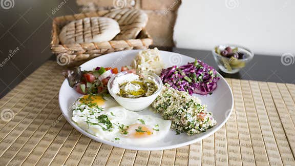 Israeli Combo-Platte Mit Eiern Tabbouleh Roter Kohlsalat Und Pita Brot ...