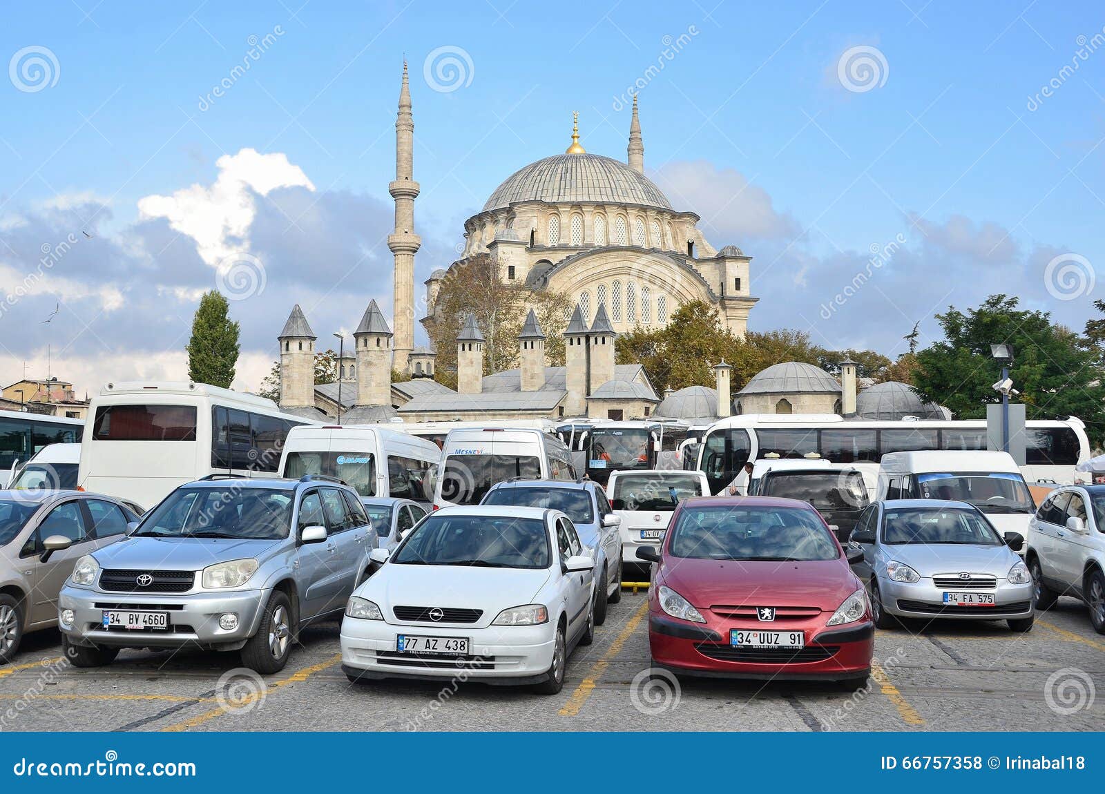 Сколько машин в турции. Турецкие автомобили. Автомобили в Турции. Стамбул автомобили. Российские автомобили в Стамбуле.