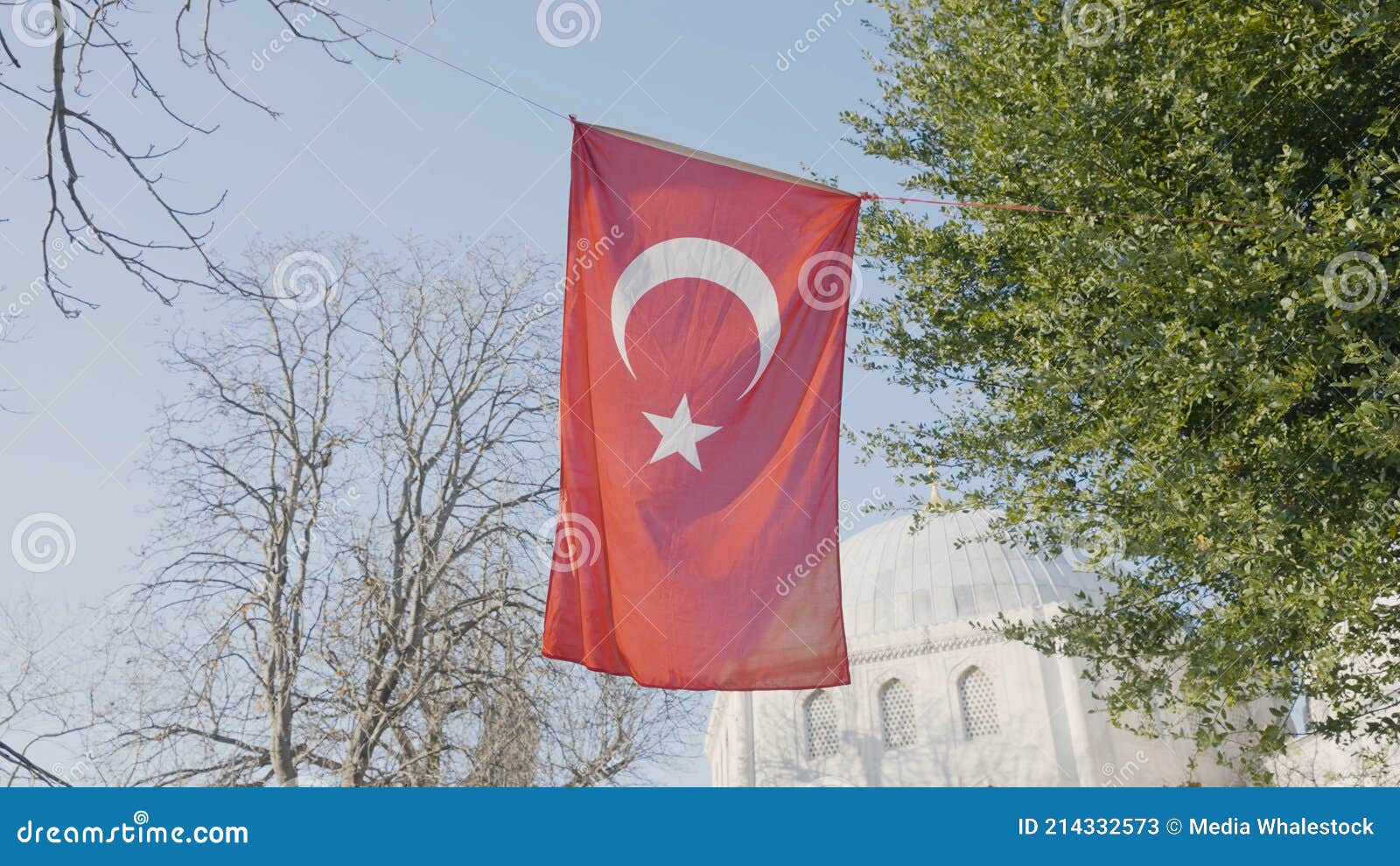 abstraktion Taxpayer atom ISTANBUL, TURKEY - MARCH, 2021: Flag of Turkey is Flying on Background of  Mosque. Action Stock Image - Image of turkish, country: 214332573