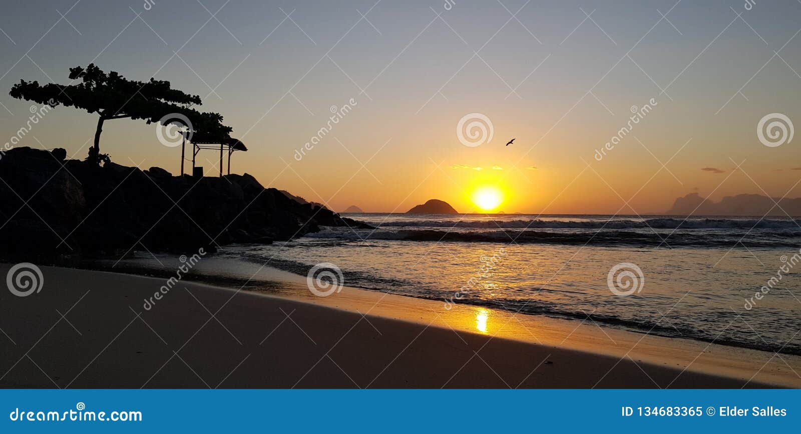 itaipu beach on the sunset