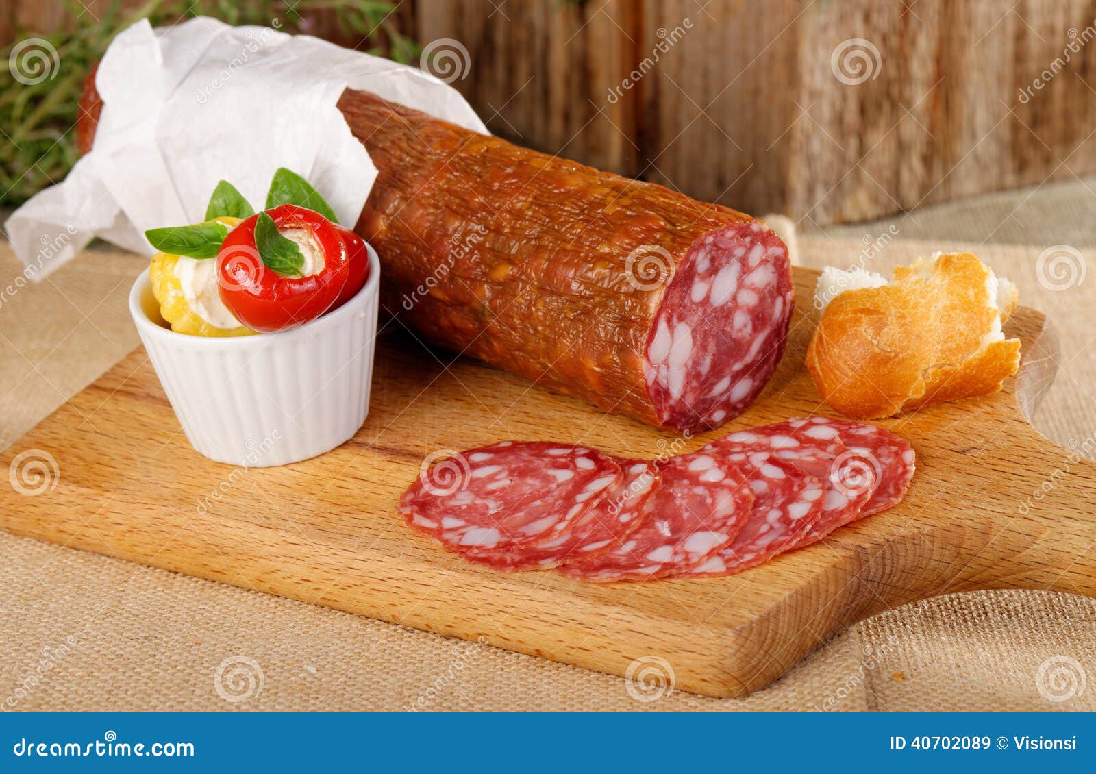Italiaanse Salami stock afbeelding. Image of delicatesse 40702089
