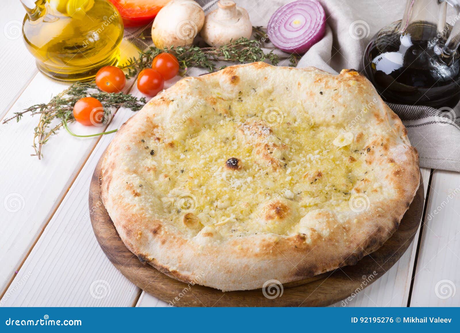 Italiaanse vlakke broodfocaccia. Italiaanse vlakke die broodfocaccia op houten raad wordt gediend