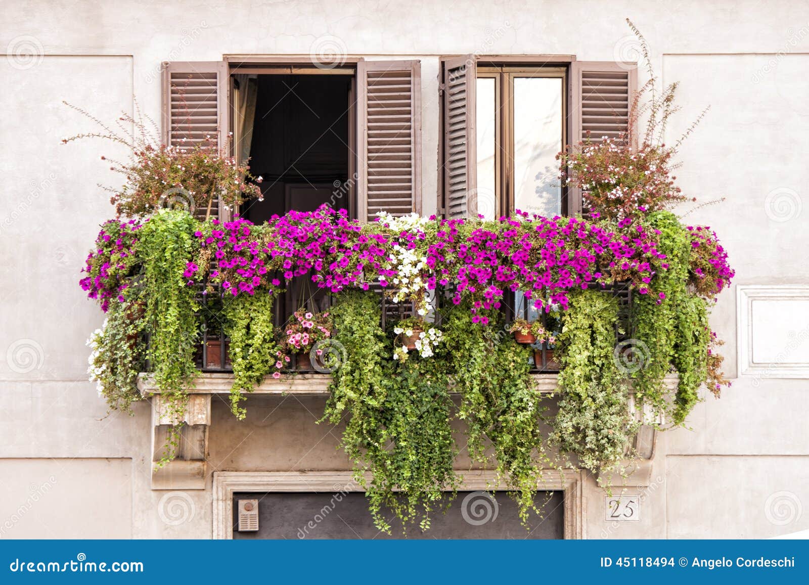 Apartment balcony flowers: wonderful balcony garden ideas to bring ...