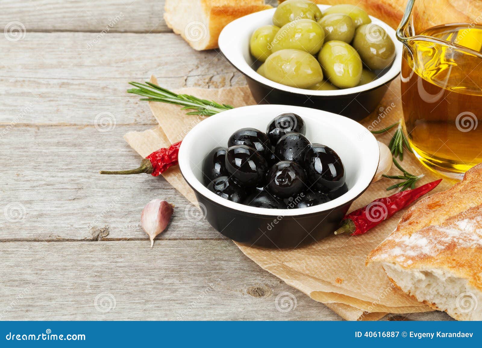 Bread olive oil. Закуски с оливками на деревянном столе. Оливки по деревенски. Острая пища с оливками. Десерты средиземноморской кухни.