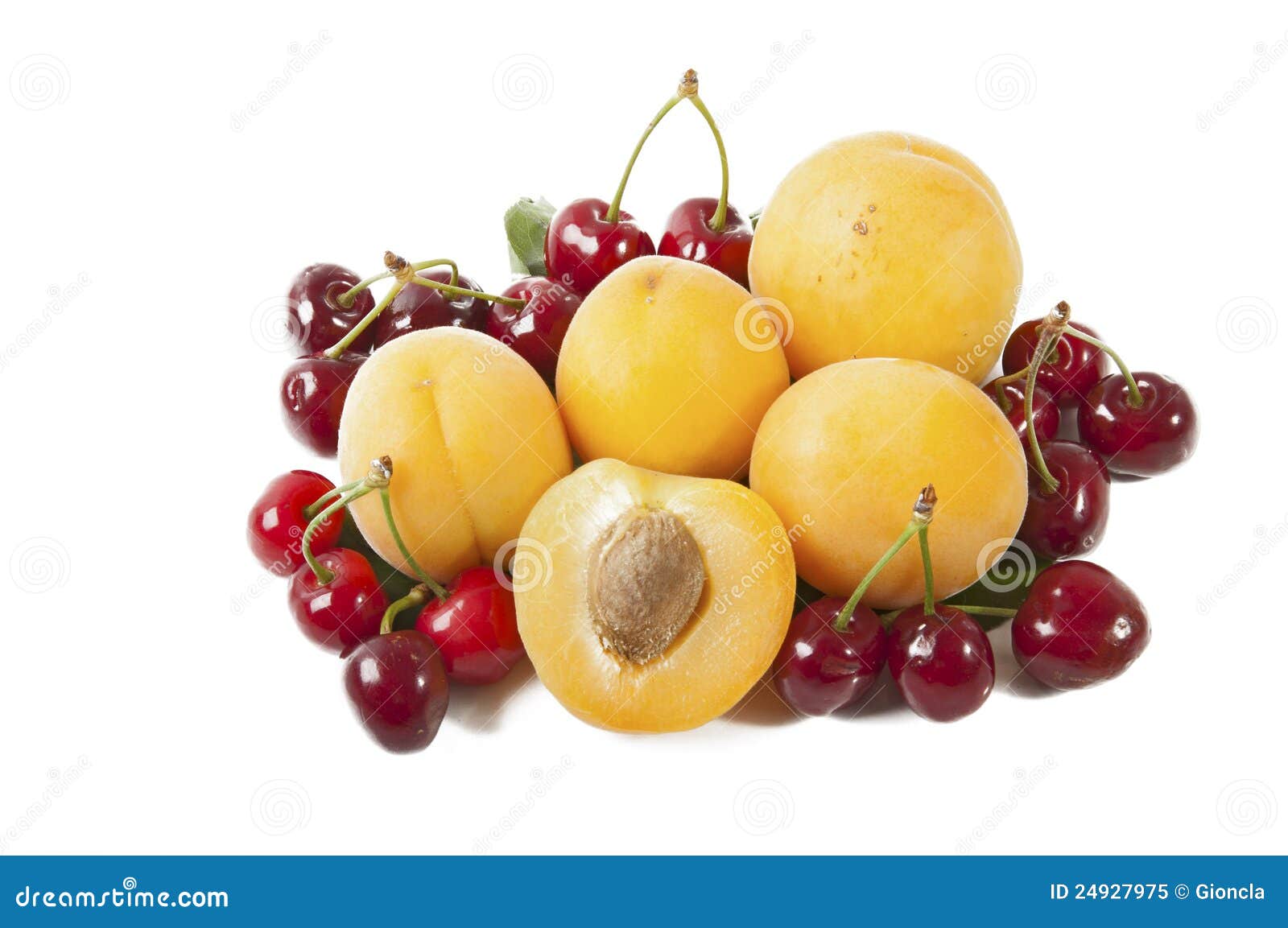 Italian fresh apricots stock image. Image of harvest 24927975