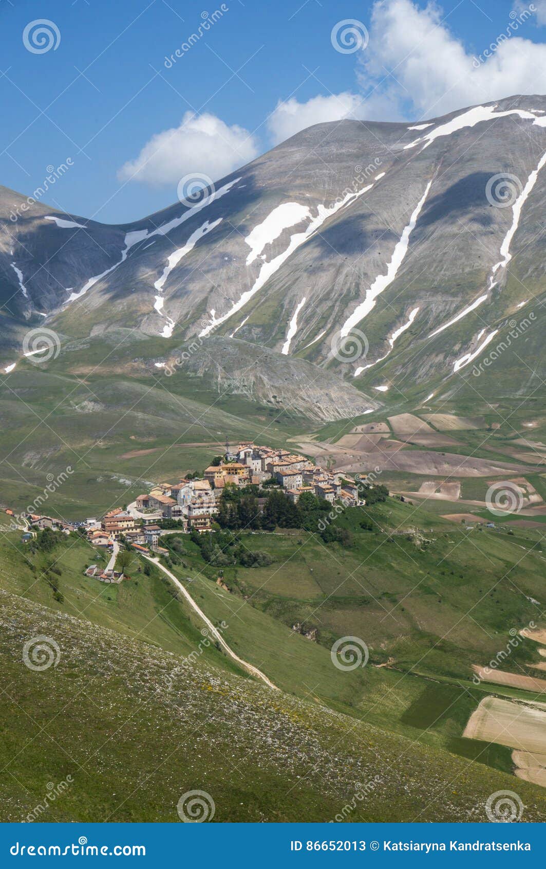 italian mountain village castelluccio