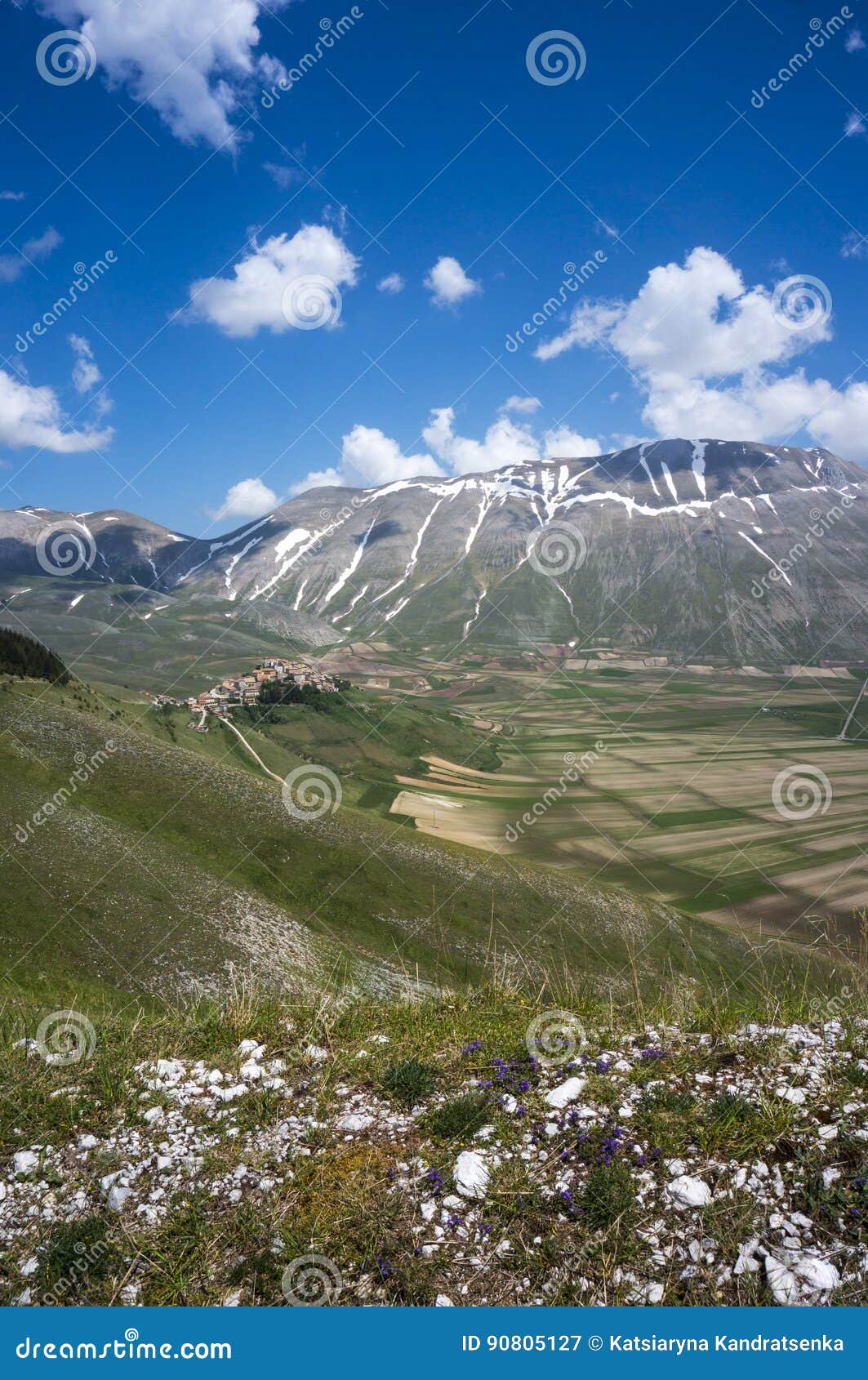 italian mountain village castelluccio