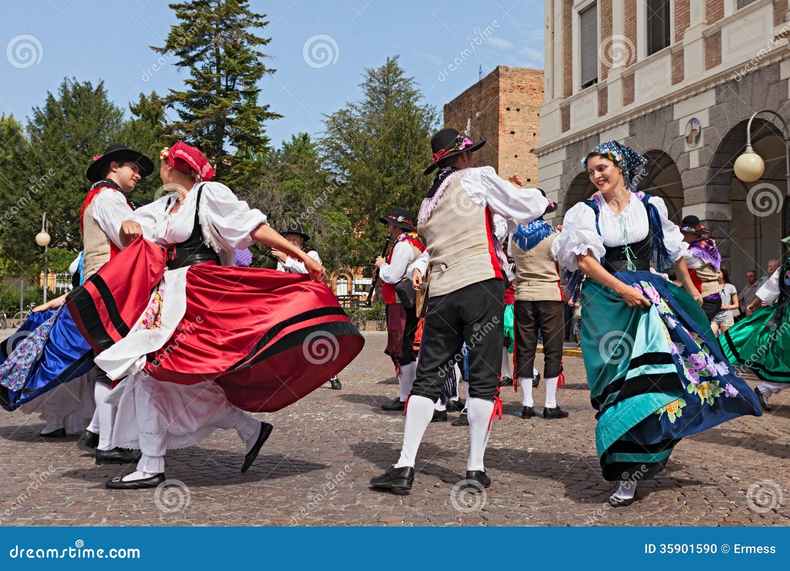 Tradizioni Popolari Italiane Per Regione Italian traditional dance editorial image. Image of girls - 35901590