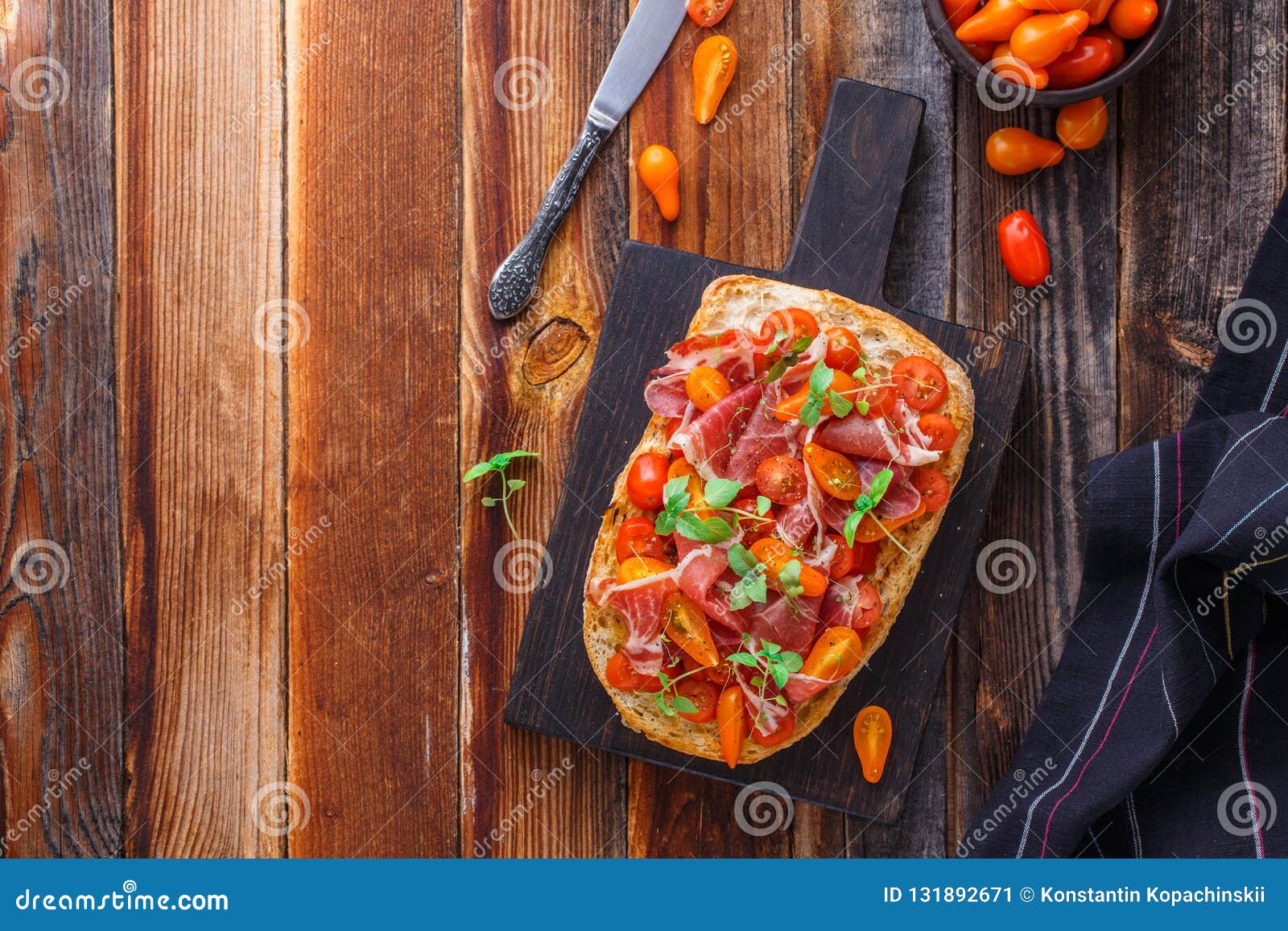 Italienische Antipasti - Chiabatta Mit Prosciutto, Kirschtomaten Und ...