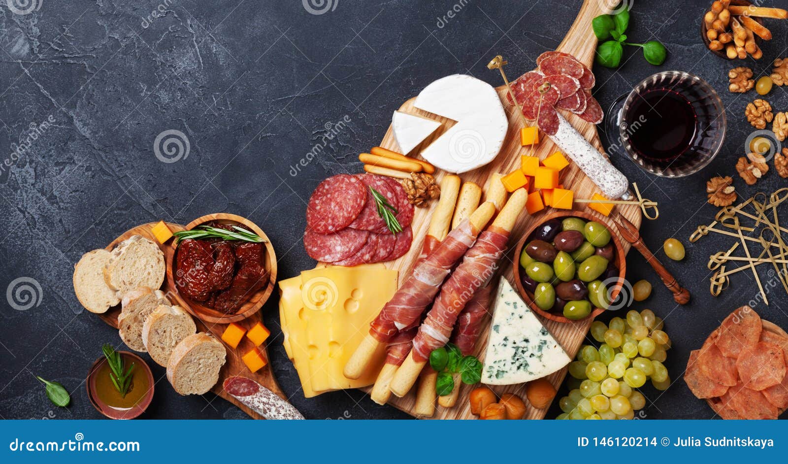 Italienische Aperitifs oder Antipastosatz mit Delikatesse auf schwarzer Tischplatteansicht Delikatessen von Käse- und Fleischimbi