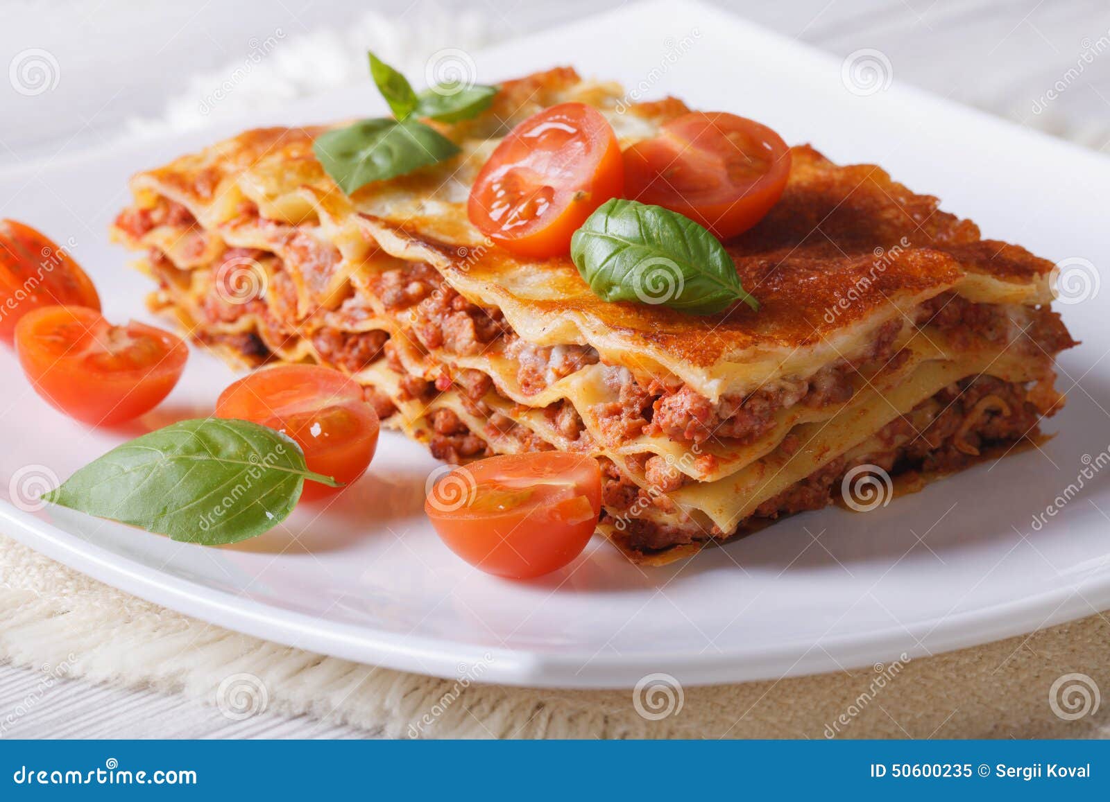 Italienische Lasagne Mit Frischem Basilikum Auf Einer Platte Horizontal ...