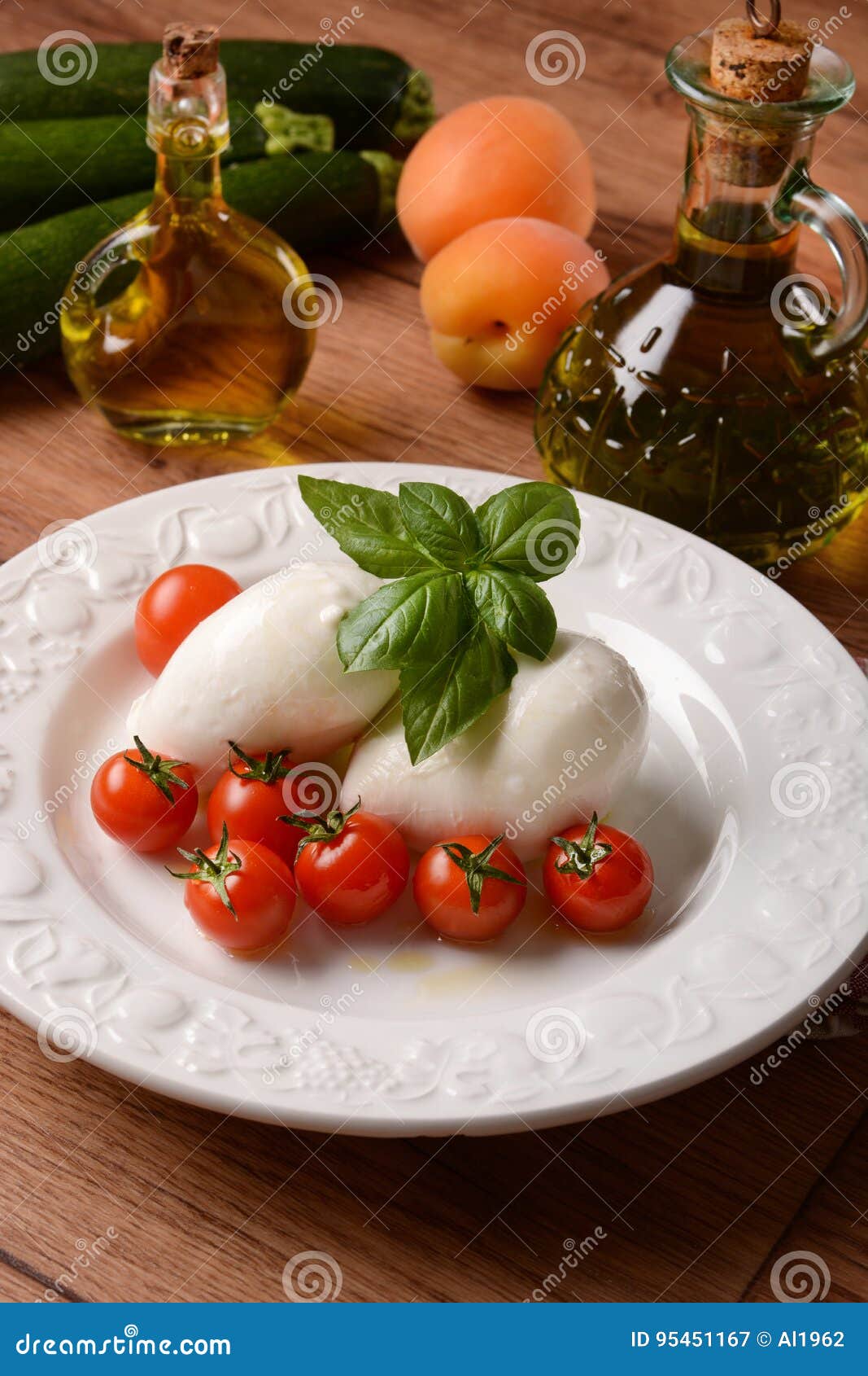 Italienische Mozzarella- Und Kirschtomate Stockbild - Bild von blatt ...