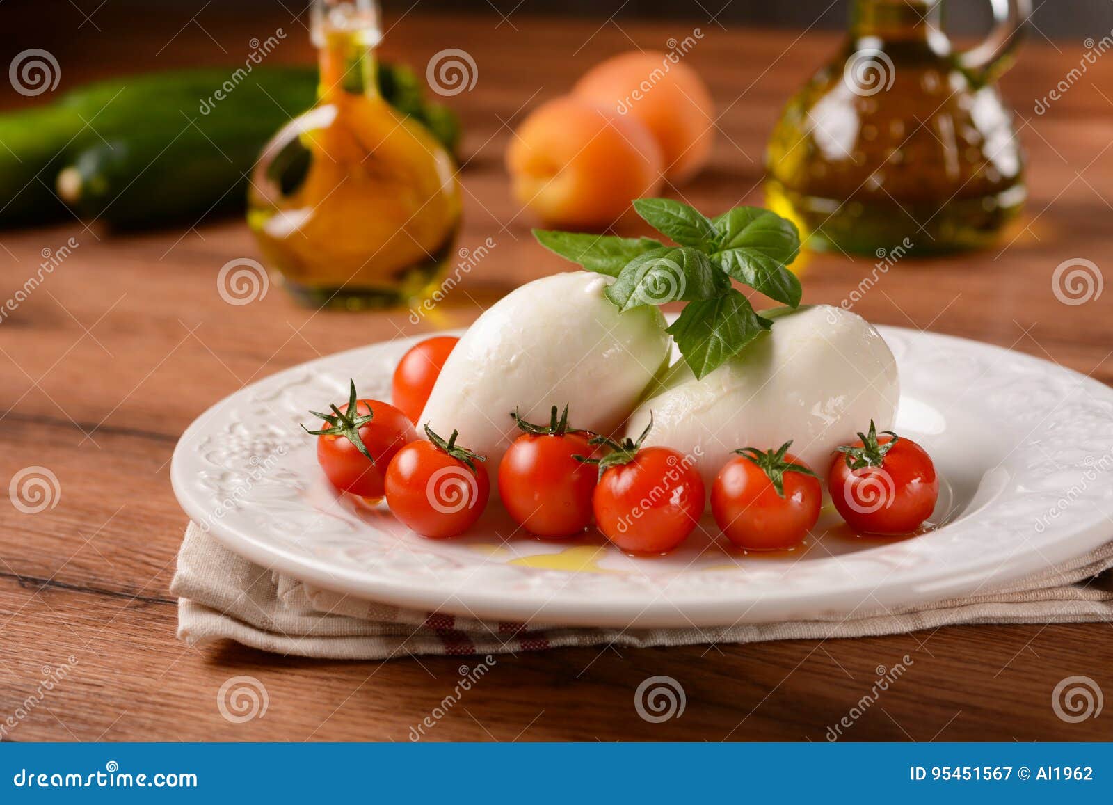 Italienische Mozzarella- Und Kirschtomate Stockbild - Bild von küche ...