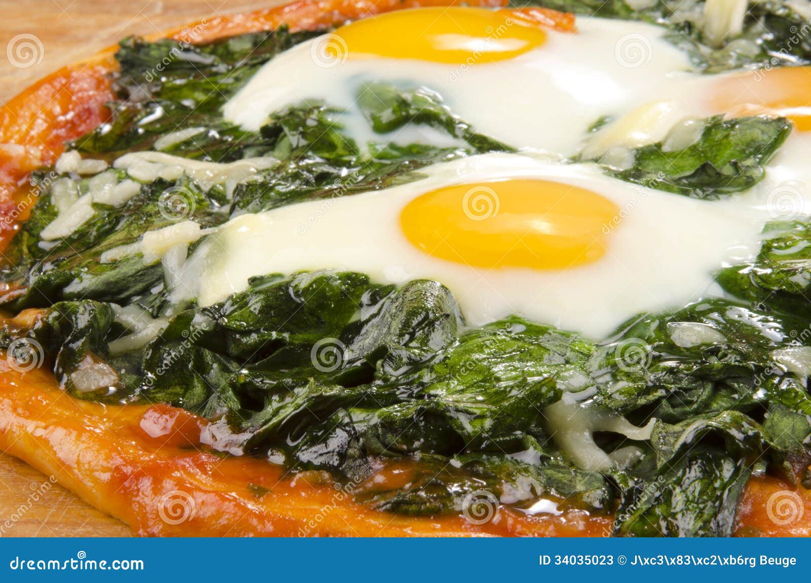 Italienische Pizza Mit Spinat Und Ei Stockbild - Bild von teig, frisch ... Italienische Pizza Mit Spinat Und Ei Stockbild - Bild von teig, frisch ...
