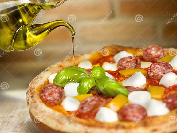 Italienische Pizza Mit Tomate, Mozzarella, Pfeffersalami Und Basilikum ...
