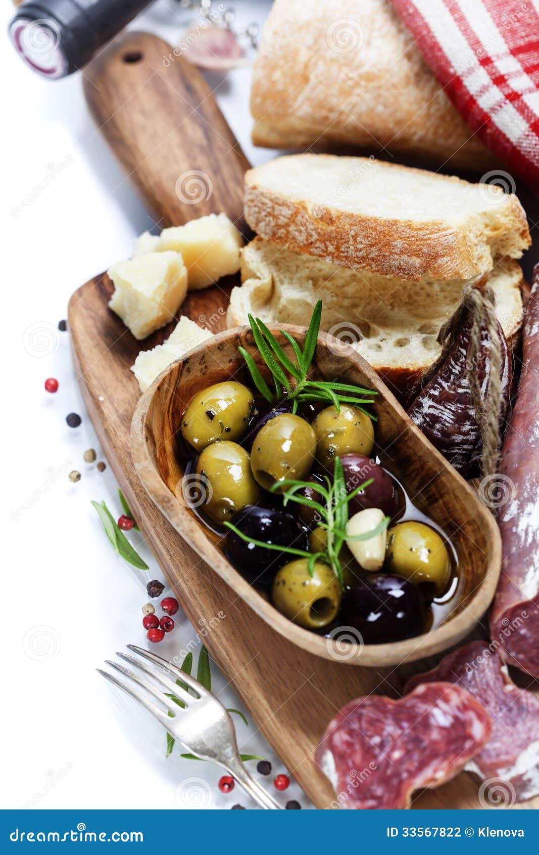 Italienische Salami Mit Oliven Und Ciabatta Stockfoto - Bild von ...