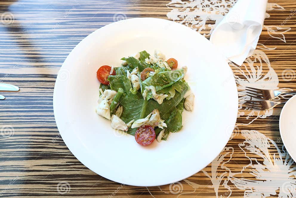 Italienischer Krebscocktail Mit Tomate Auf Weißer Panel Stockbild ...