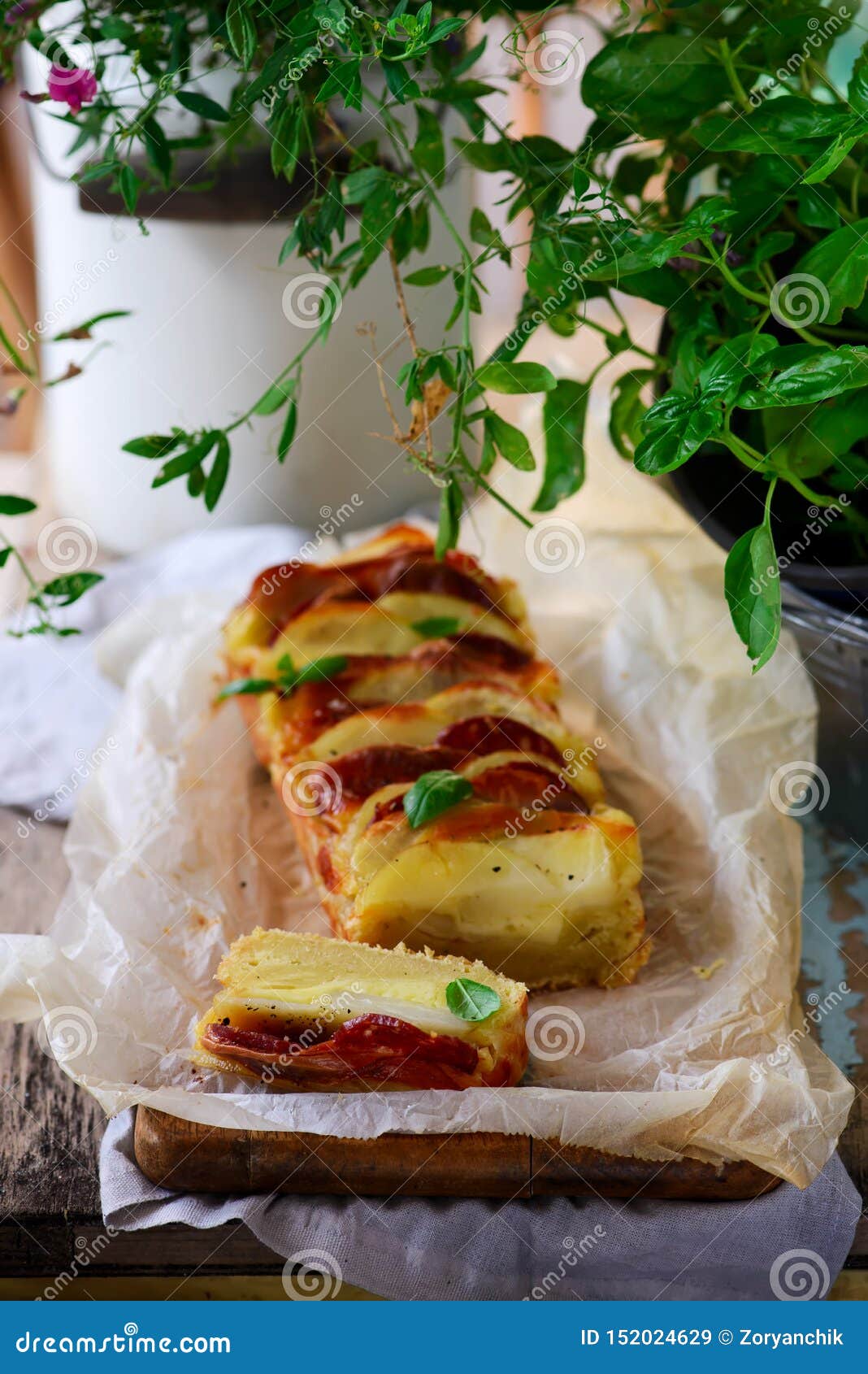 Italienischer Kuchen Mit Salami, Kartoffeln Und Provolon Selektiver ...