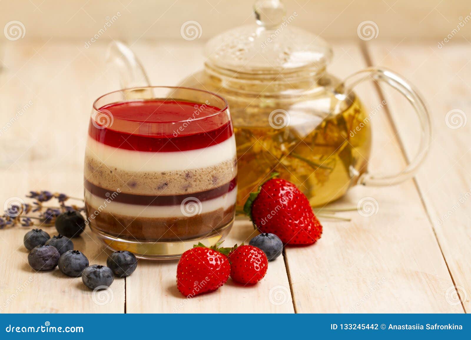 Italienischer Nachtisch Panna Cotta Mit Beeren Und Krauterlavendeltee Selbst Gemachter Beerenaspik Mit Verschiedenen Schichten Stockfoto Bild Von Gemachter Verschiedenen