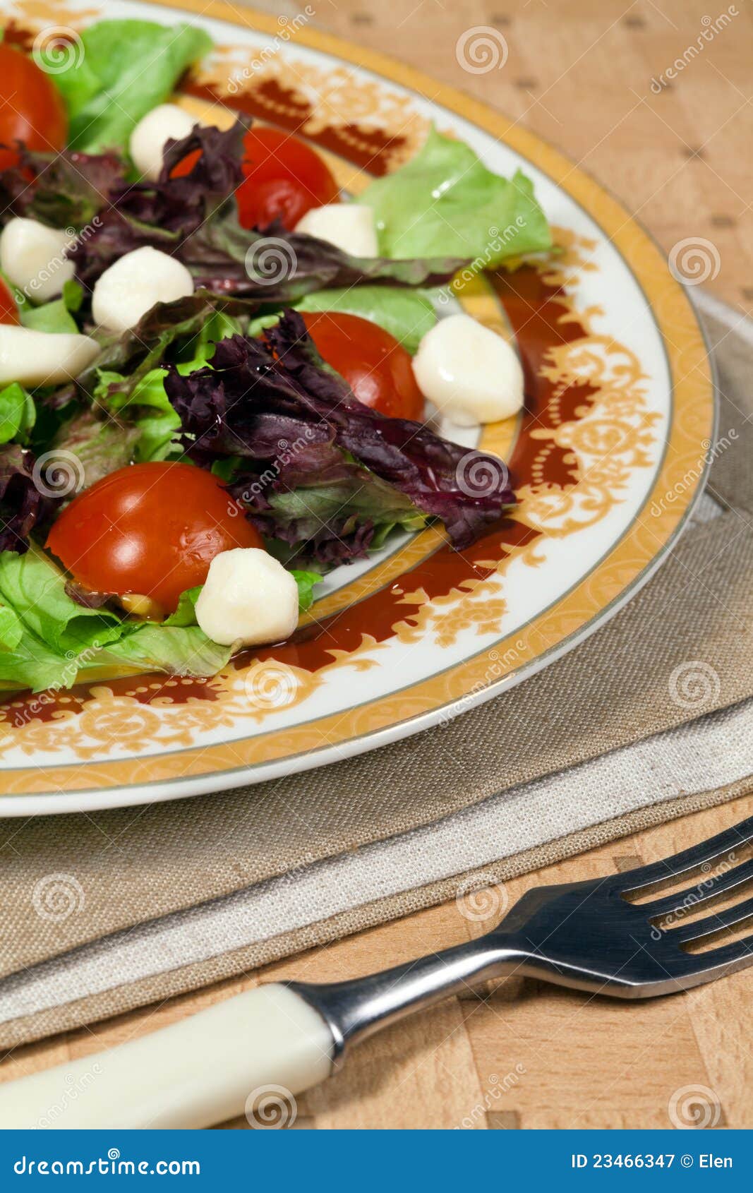 Italienischer Salat Mit Mozzarella Stockbild - Bild von teil, aroma ...