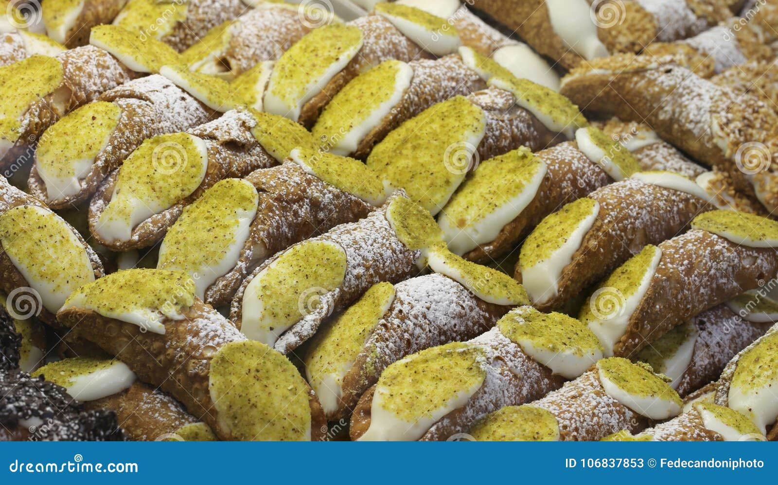 Italienisches Gebäck Mit Vielen Sizilianisches Cannoli Füllte Mit ...