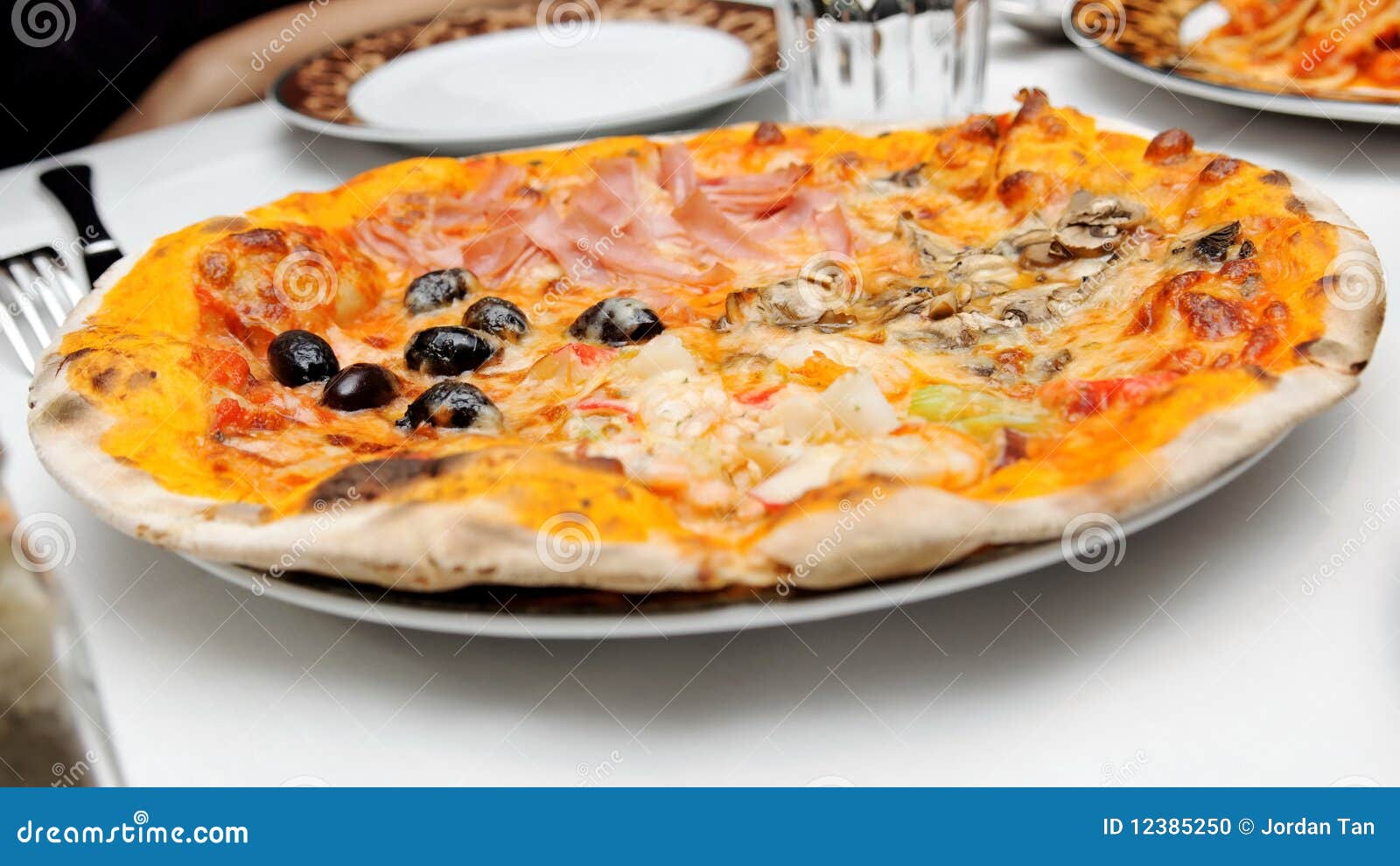 Italin Pizza mit verschiedenen Spitzen. Traditionelle italienische dünne Krustepizza mit verschiedenen Spitzen