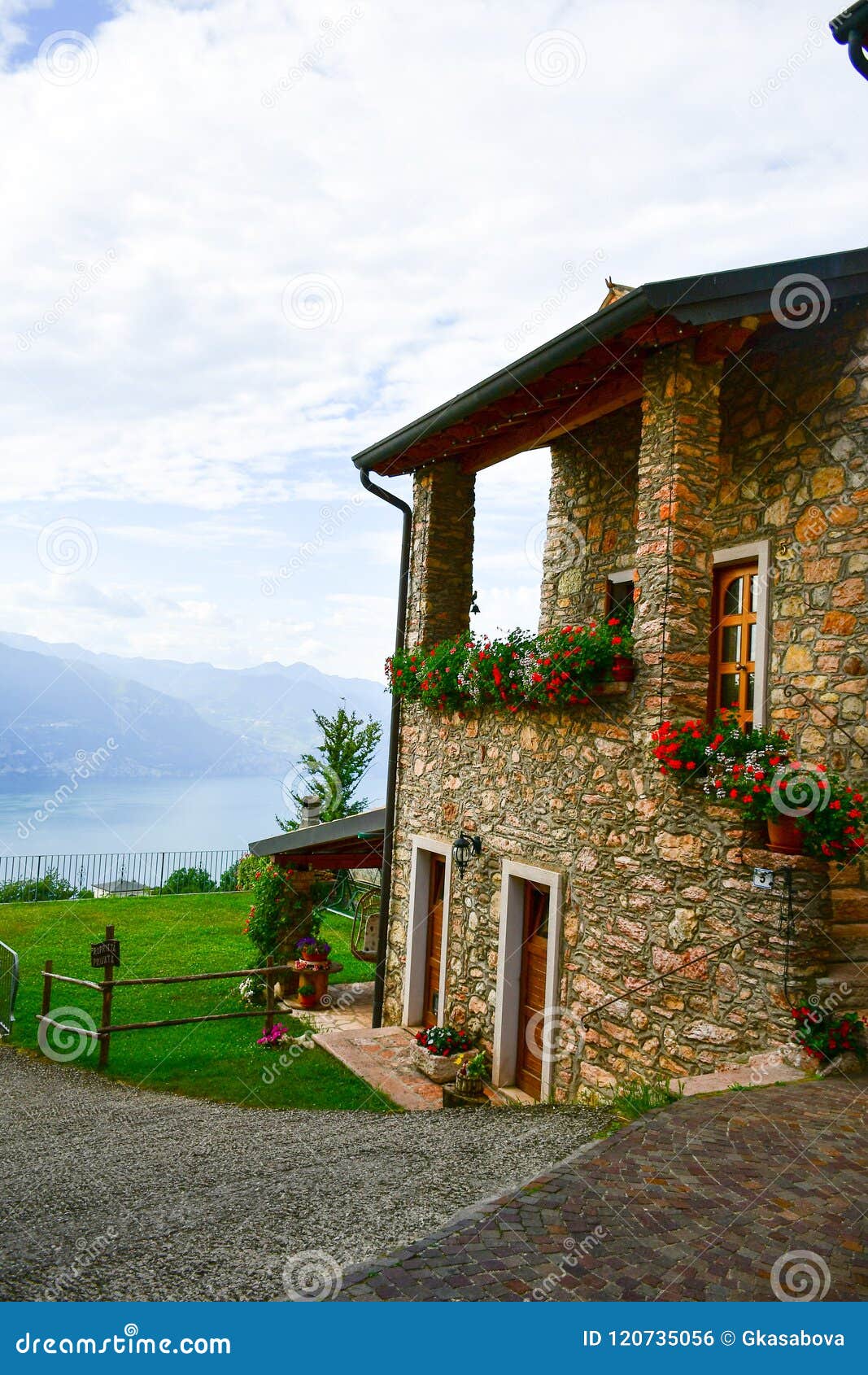 Italië Huis in San Zeno di Montagna Het balkon ` van meergardaâ€™s. Veneto, Italië Juni 2018 het huis van de de zomersteen in San Zeno di Montagna, een populair kuuroord bepaalde de plaats van 500 meters boven Meer Garda San Zeno di Montagna is ook genoemd geworden `-balkon ` van Meergardaâ€™s, voor het wordt geplaatst op de het westenhellingen van Monte Baldo en zodat biedt het een unieke mening over het meer, over het heuvelige landschap met olijfgaarden het omringen en over de toppen van de bergen aan