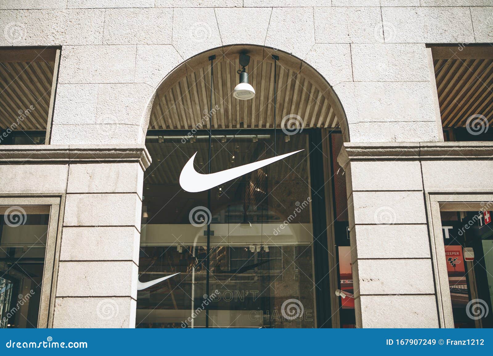 Sanctie timmerman Katholiek Italy, Milan, May 30, 2019: Nike Sign at the Entrance To the Retail Store  Editorial Stock Image - Image of cloth, american: 167907249