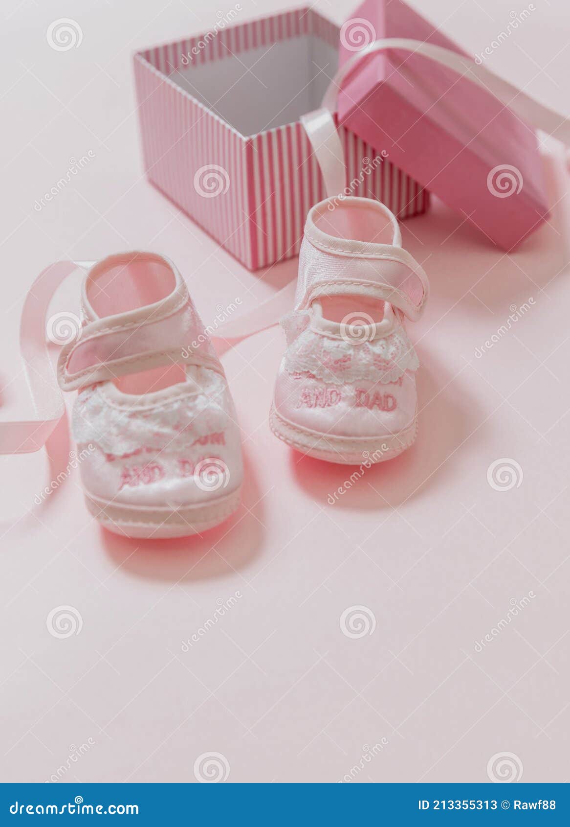 Itrsquo S заявление девушки. Обувь розового цвета фона ребенка на розовой.  Смотрины крещения концепцию Стоковое Изображение - изображение  насчитывающей подарок, ново: 213355313