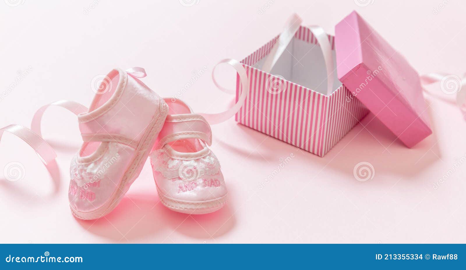 Itrsquo S заявление девушки. Обувь розового цвета фона ребенка на розовой.  Смотрины крещения концепцию Стоковое Фото - изображение насчитывающей пинк,  младенец: 213355334