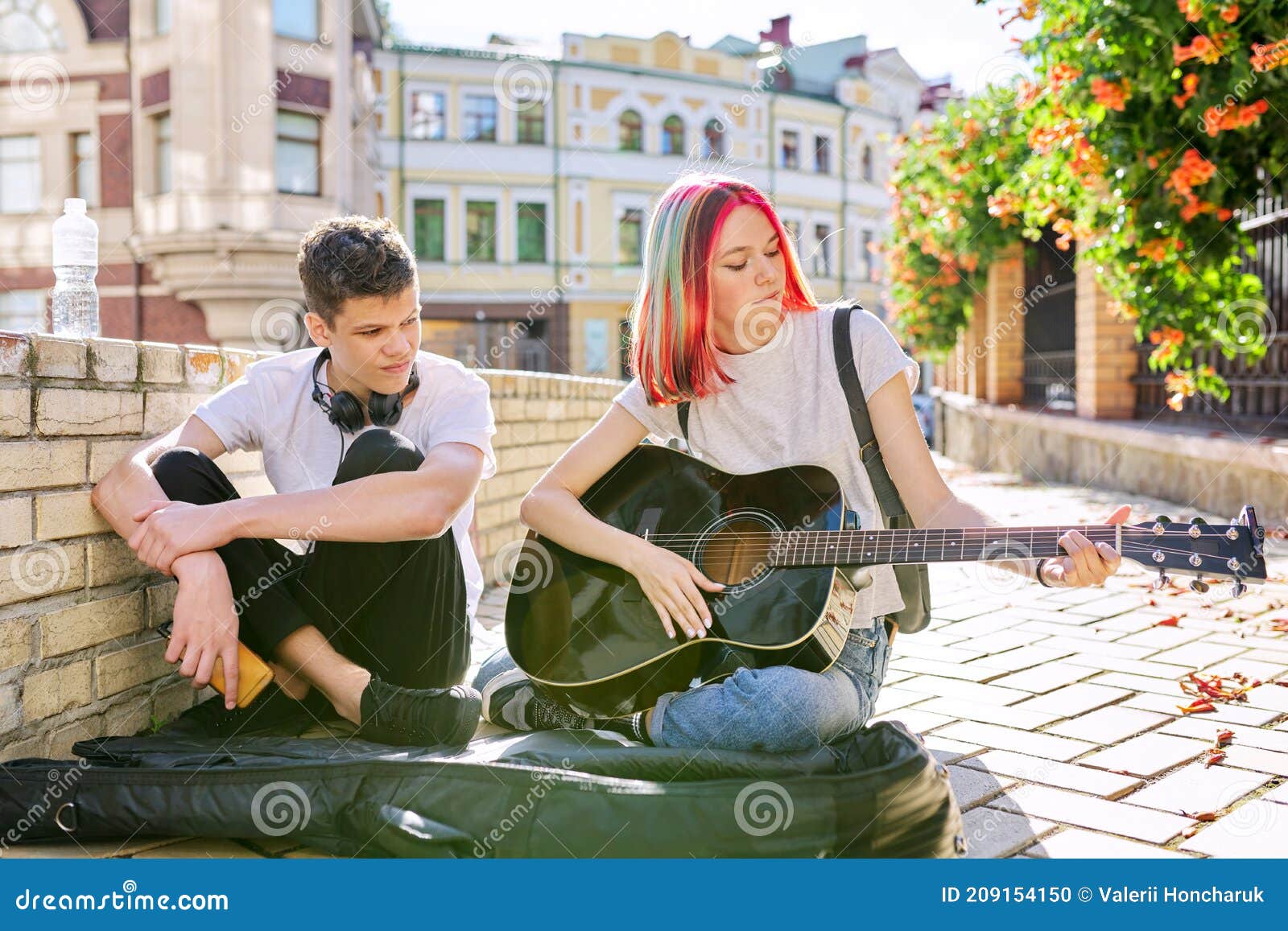 https://thumbs.dreamstime.com/z/j%C3%B3venes-felices-pareja-hombre-y-chica-tocando-guitarra-ac%C3%BAstica-tendencia-adolescente-creativo-sentados-en-la-acera-afuera-caso-209154150.jpg