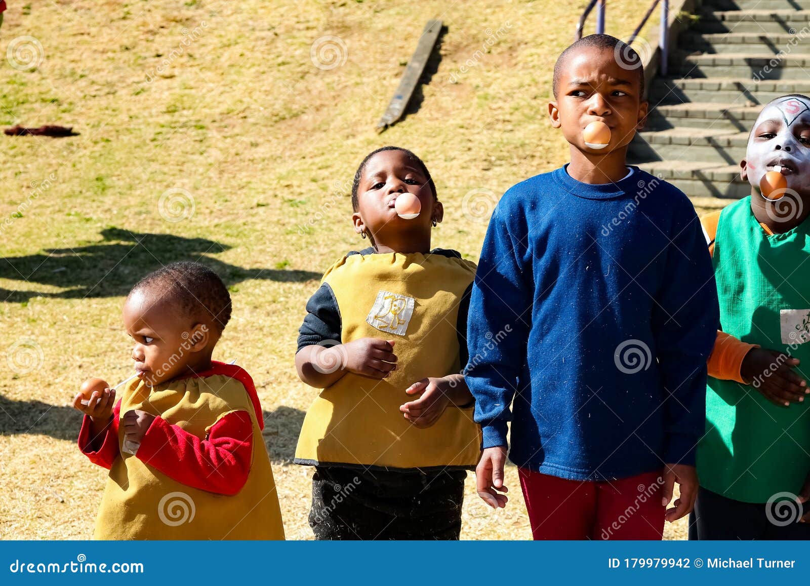 Jóvenes Niños De Preescolar Africanos Haciendo Una Carrera De Huevos Y  Cucharas En El Patio De Recreo Fotografía editorial - Imagen de afuera,  muchachas: 179979942