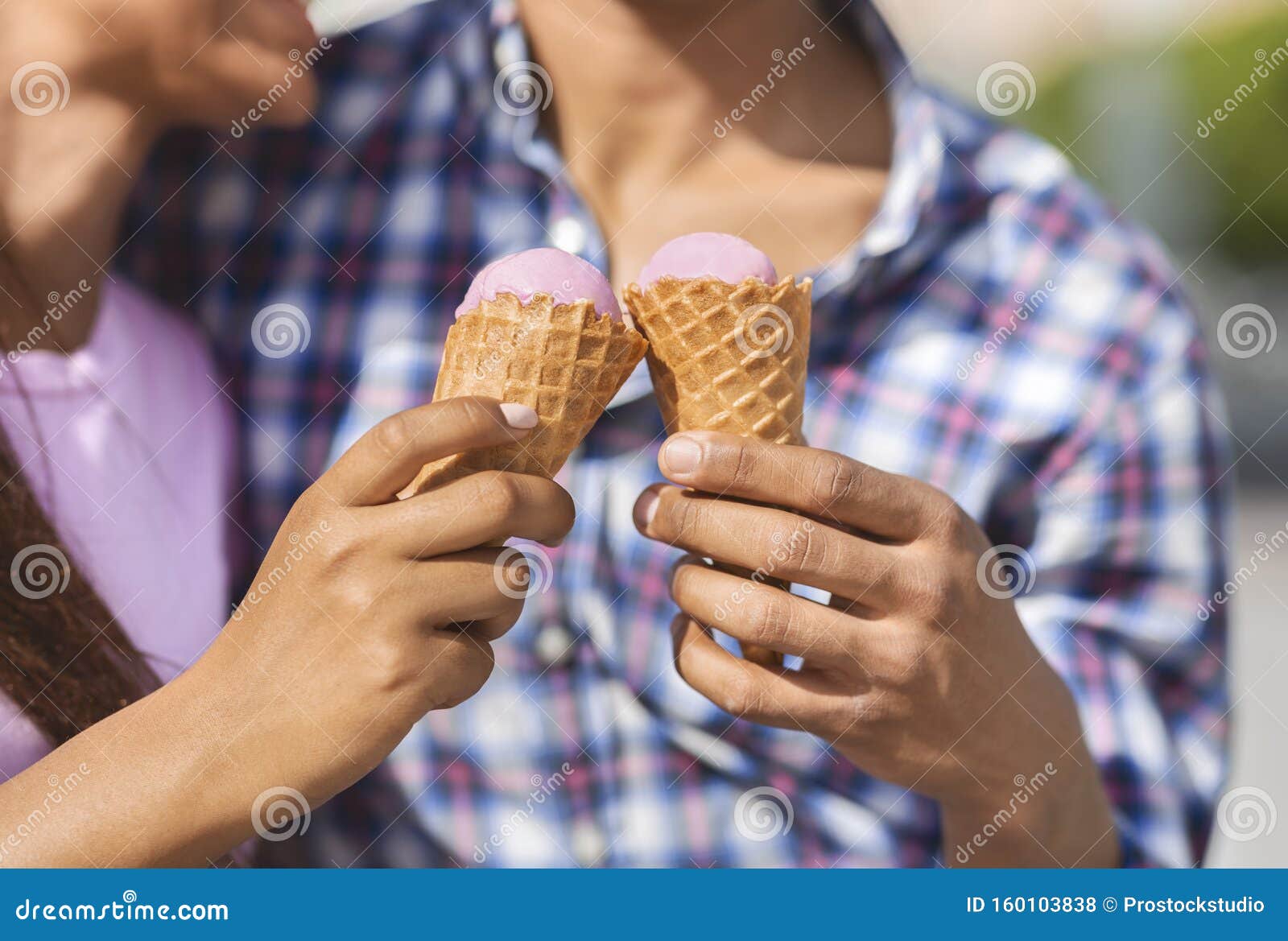 Jóvenes Parejas Comiendo Helados Juntos Foto de archivo - Imagen de vacaciones, cosecha: 160103838 Jóvenes Parejas Comiendo Helados Juntos Foto de archivo - Imagen de vacaciones, cosecha: 160103838