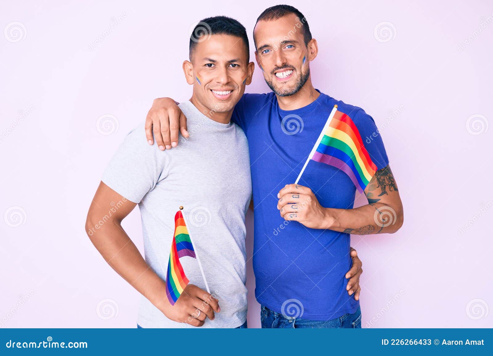 Jóvenes Parejas De Gays Juntos En El Amor Sosteniendo La Bandera De Color  Del Orgullo Homosexual Imagen de archivo - Imagen de orgulloso, tenencia:  226266433