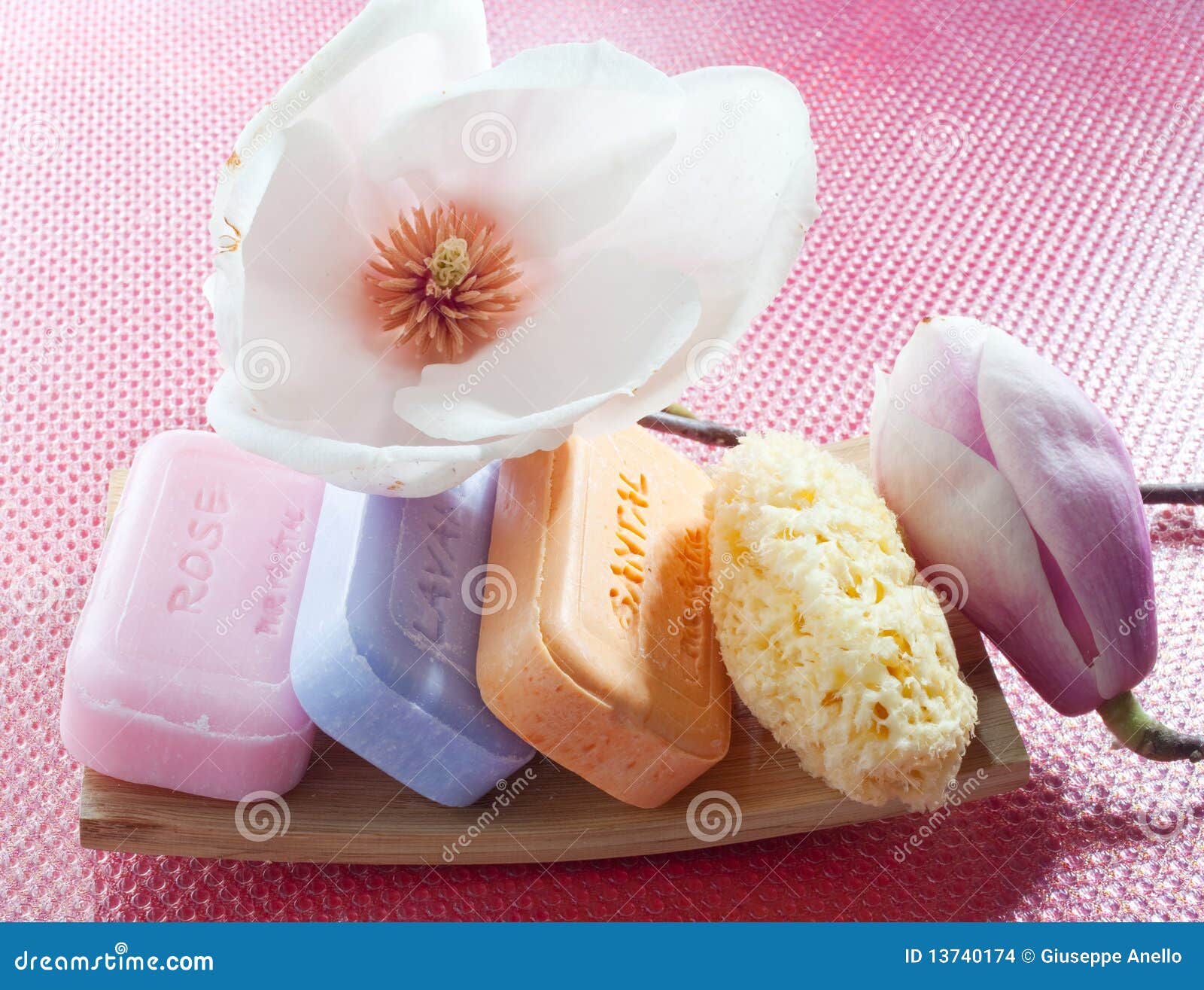 Jabones y flores imagen de archivo editorial. Imagen de ducha - 13740174 Jabones y flores imagen de archivo editorial. Imagen de ducha - 13740174