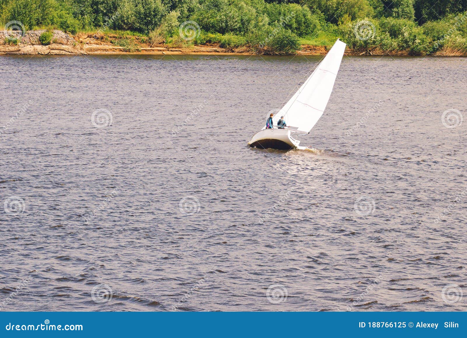 Jacht met witte zeilen op de volga. zweefboot gekanteld in een windmolen. boot met zeilboot zinkt.