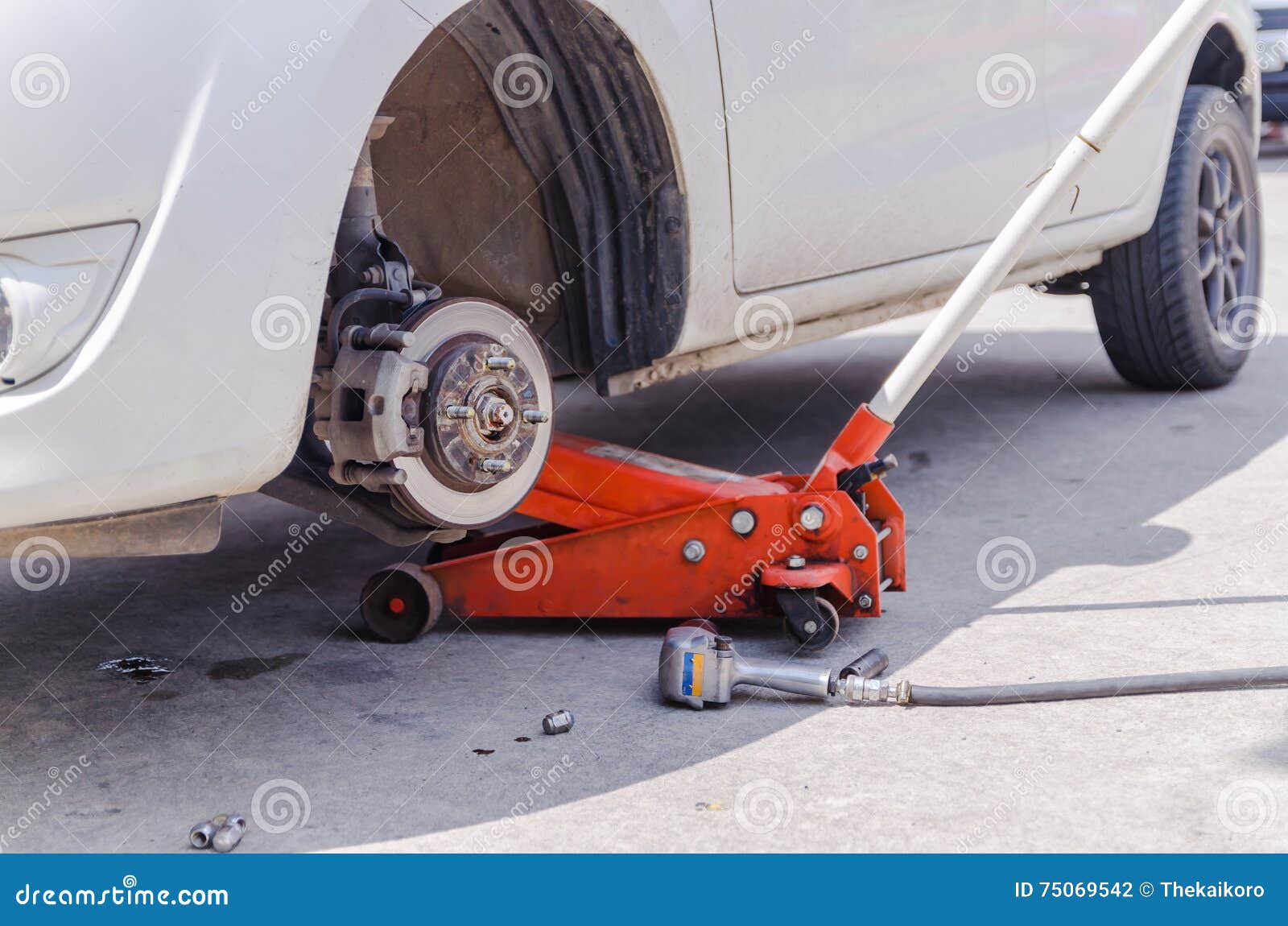 Поднимает машину как называется. Поднимает машину как называется. Поднимает машину как называется. Человек поднимает машину. Устройство для поднятия автомобиля на подъемнике.