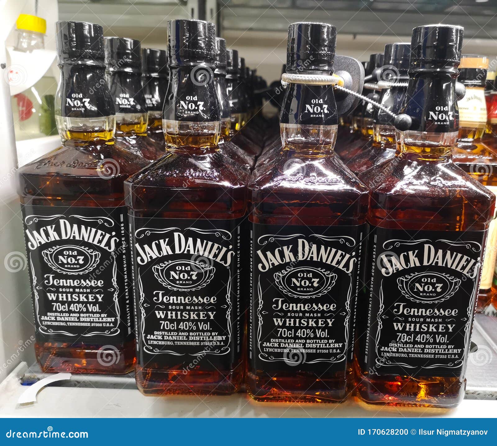 bunker smog Museum Jack Daniels Whiskey Uit De Verenigde Staten in Een Glazen Fles Werd Op 20  Januari 2020 Te Koop Aangeboden in De Metro AG Hyperma Redactionele  Afbeelding - Image of fles, industrie: 170628200