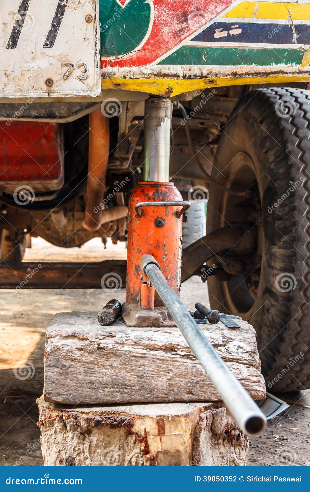 Jack para levantar o carro foto de stock. Imagem de porca 39050352