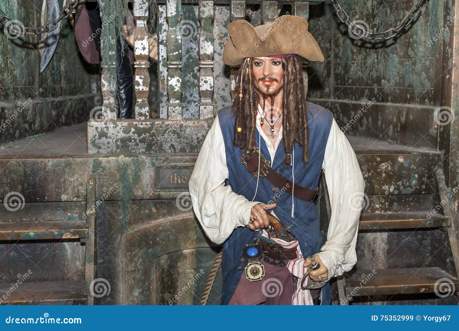 Kwik achter vergeetachtig Jack Sparrow redactionele stock afbeelding. Image of hollywood - 75352999
