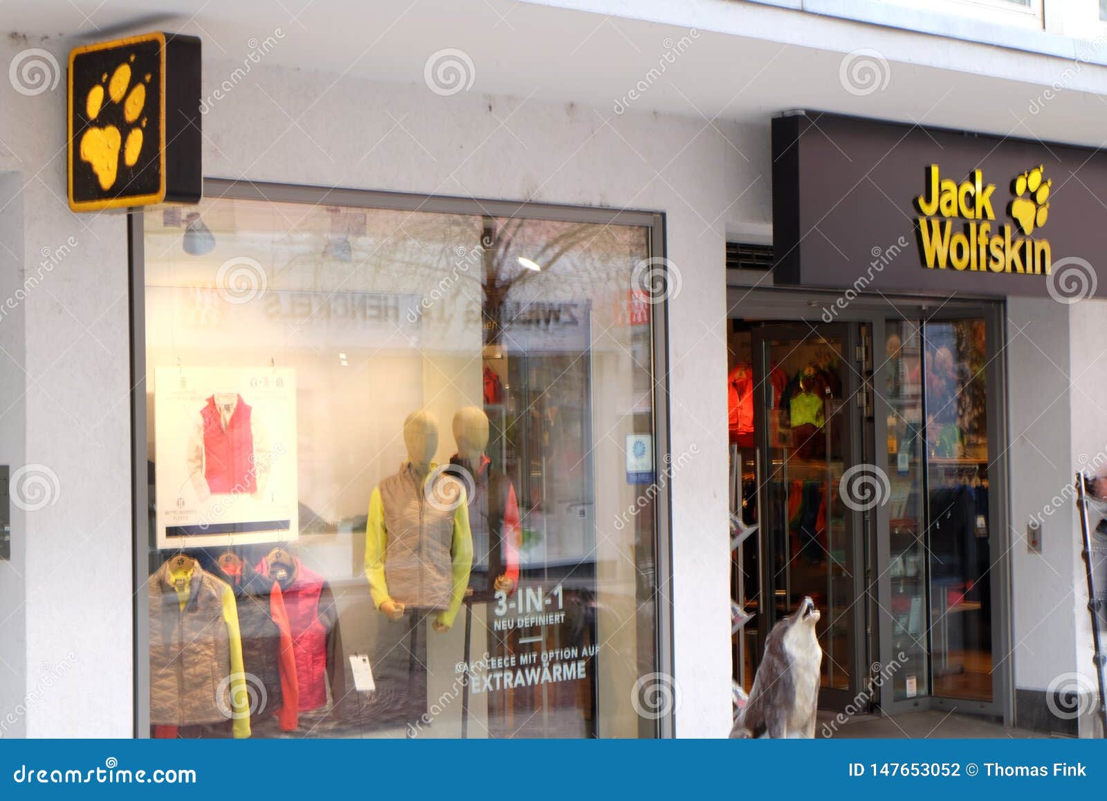 Ongemak temperatuur Vergelden Jack Wolfskin Shop Logo in Frankfurt Redactionele Fotografie - Image of  april, eind: 147653052