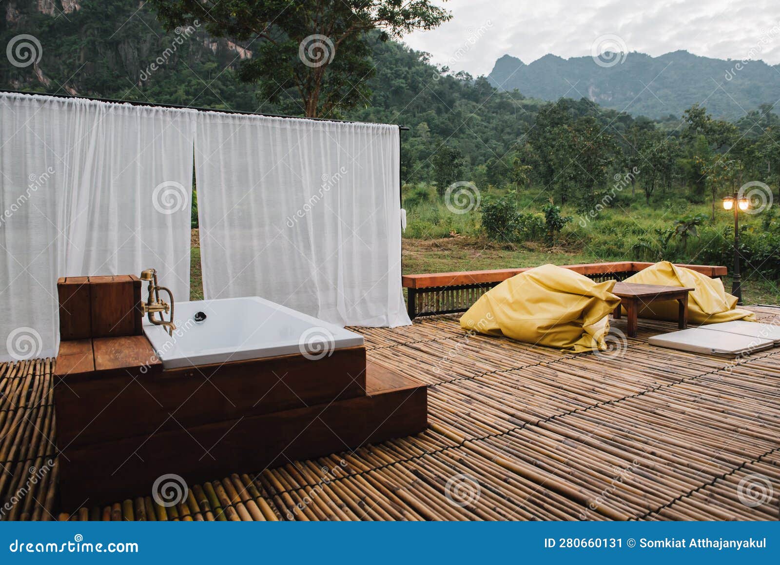 Jacuzzi Exterior En Una Terraza De Madera En Medio Del Bosque. Imagen de  archivo - Imagen de fondo, recurso: 280660131