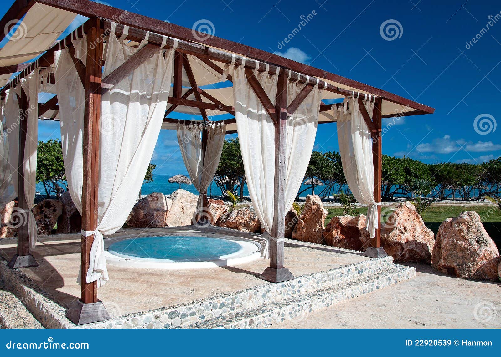 Jacuzzi In Het Tropische Landschap Stock Afbeelding - Image Of Palm, Gras: 22920539