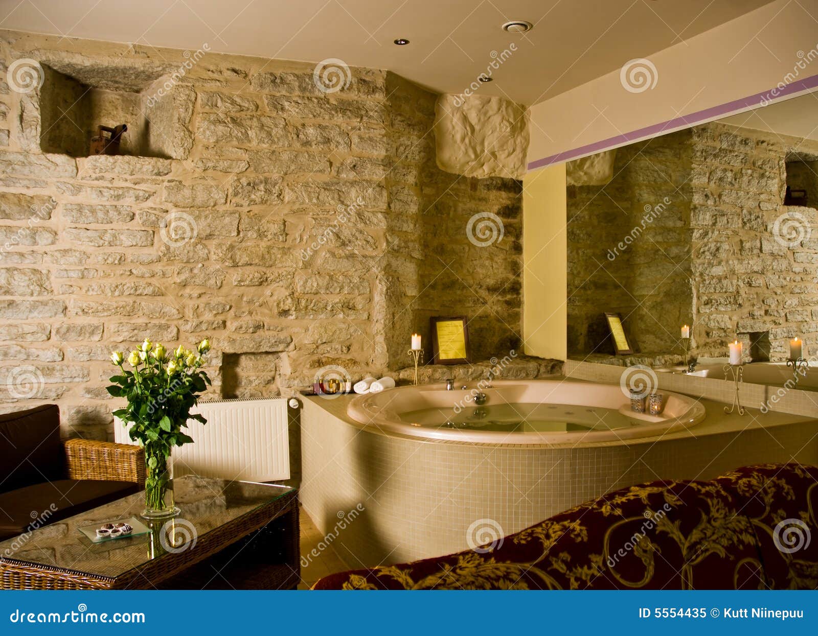 Jacuzzi à l'intérieur d'une chambre d'hôtel photo libre de droits ...