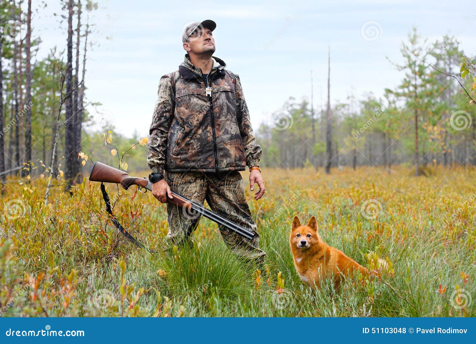 Jager Met Een Kanon En Een Hond Op Het Moeras Stock Foto - Image Of Jacht,  Vriendschap: 51103048