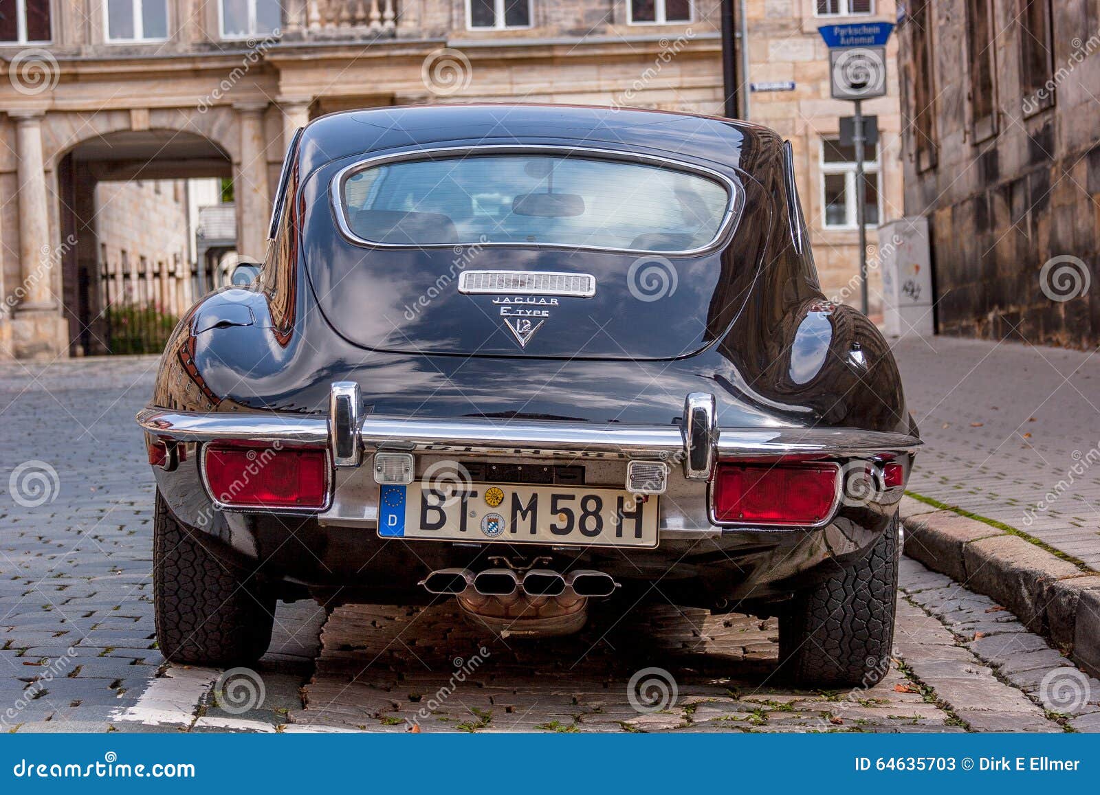 Jaguar-e-Type. Een klassiek e-Type van Jaguar dat in de straat wordt geparkeerd