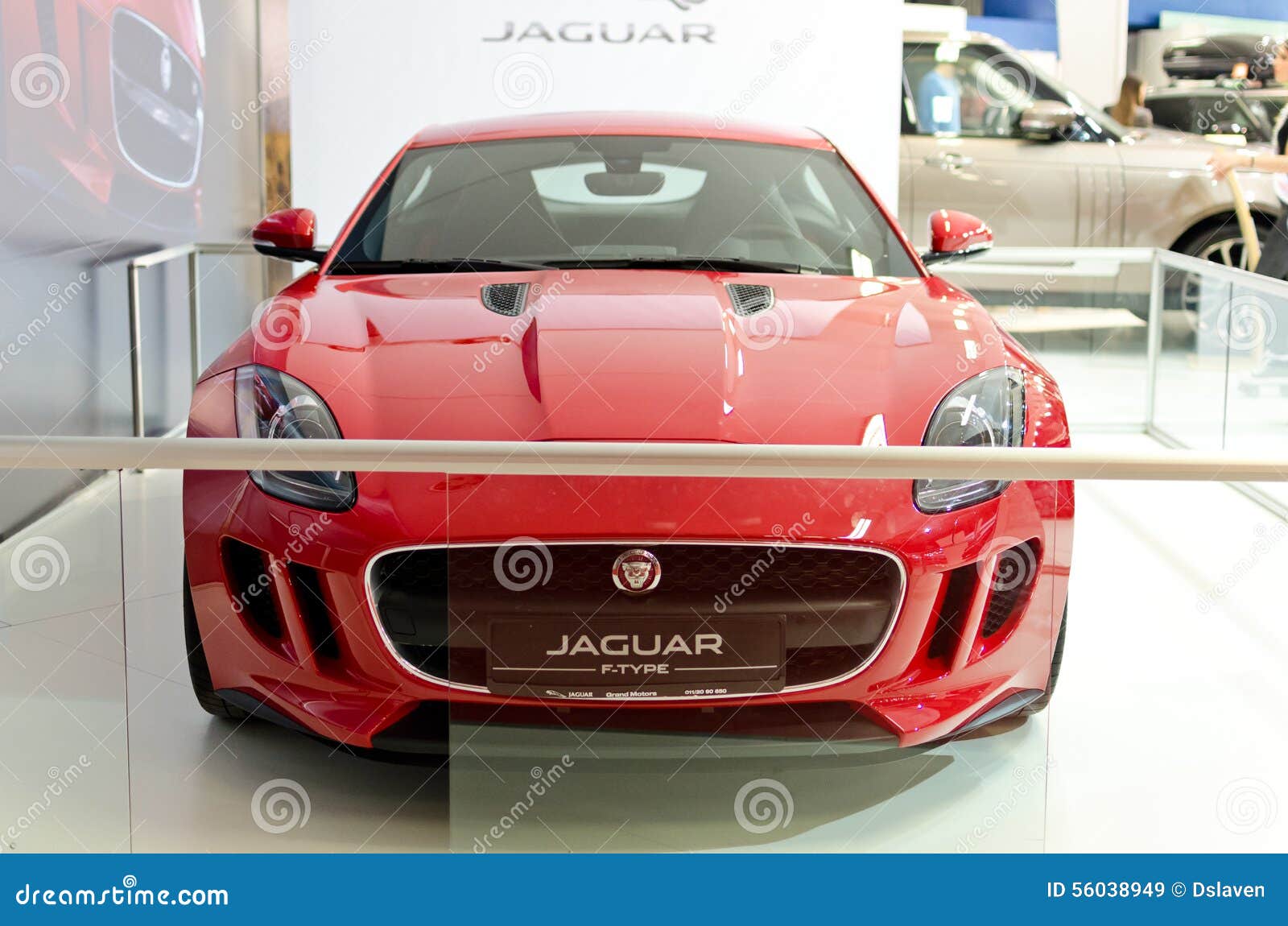 JAGUAR F-TYPE. Frontowy widok Jaguar typ strzelał przy samochodowym przedstawieniem