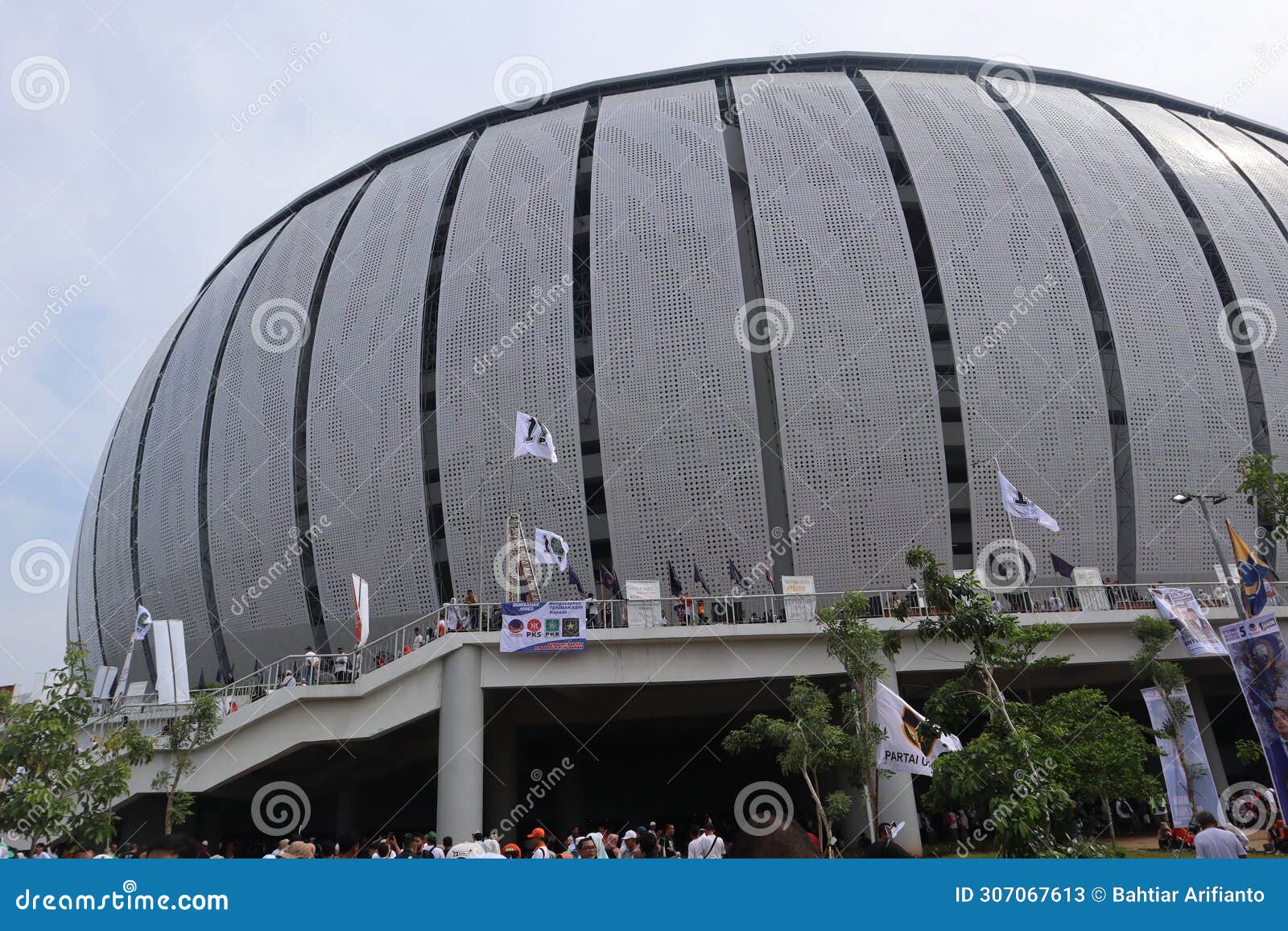 Front View of the JIS Stadium in the Middle of a Sea of ??people