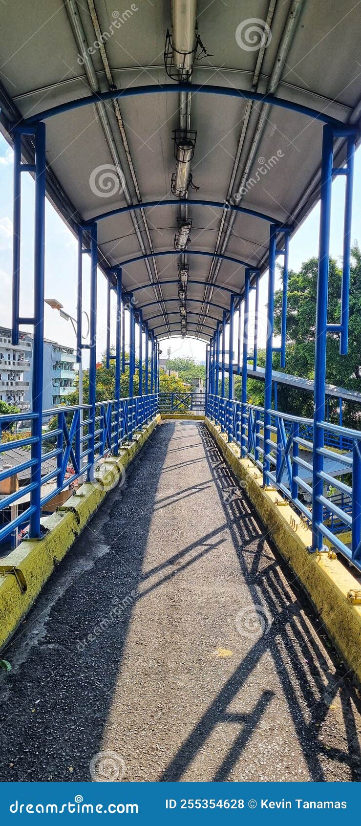 the pedestrian bridge that connects the untar 1 and 2 campuses which are often used by students and college students.