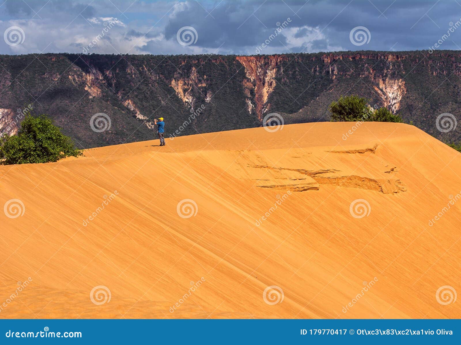 jalapao sand dunes, with espirito santo mountain range in the back. dunas do jalapao com serra do espirito santo ao fundo